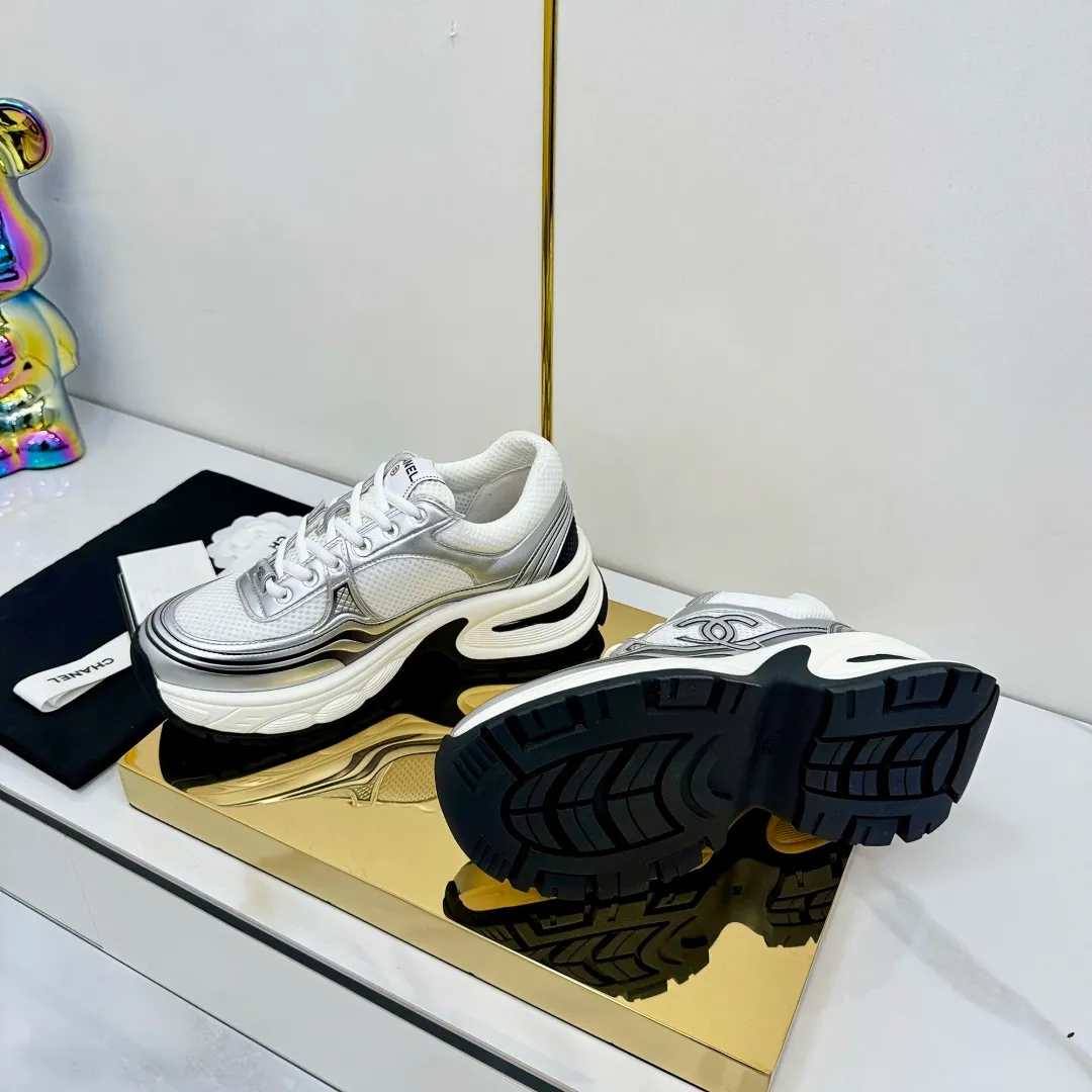👟👟Ex-factory price 680👟👟 Upgraded version, upgraded version, upgraded version! No rebuttal accepted! ! ! ! Chanel Chanel panda shoes! 2025 counter's top casual sports shoes. This classic design; the upper is electro-embroidered with a variety of techniques; the outsole is fashionable and sporty; the unusual inclusion of a variety of color matching elements... The diversified mix and match is very good-looking and versatile, and can be used for leisure, fashion, sports, and outdoor... ꫛꫀꪝ Go➫ Materials: ❶Upper made of: original imported first-layer silk cowhide + original waterproof cloth + original first-layer cowhide ❷Inner lining: Original Yangli+Net ❸Outsole based on: Original TPU combination outsole Counter boutique packaging complete set for women 35–41 👉 👉 👉 👉
